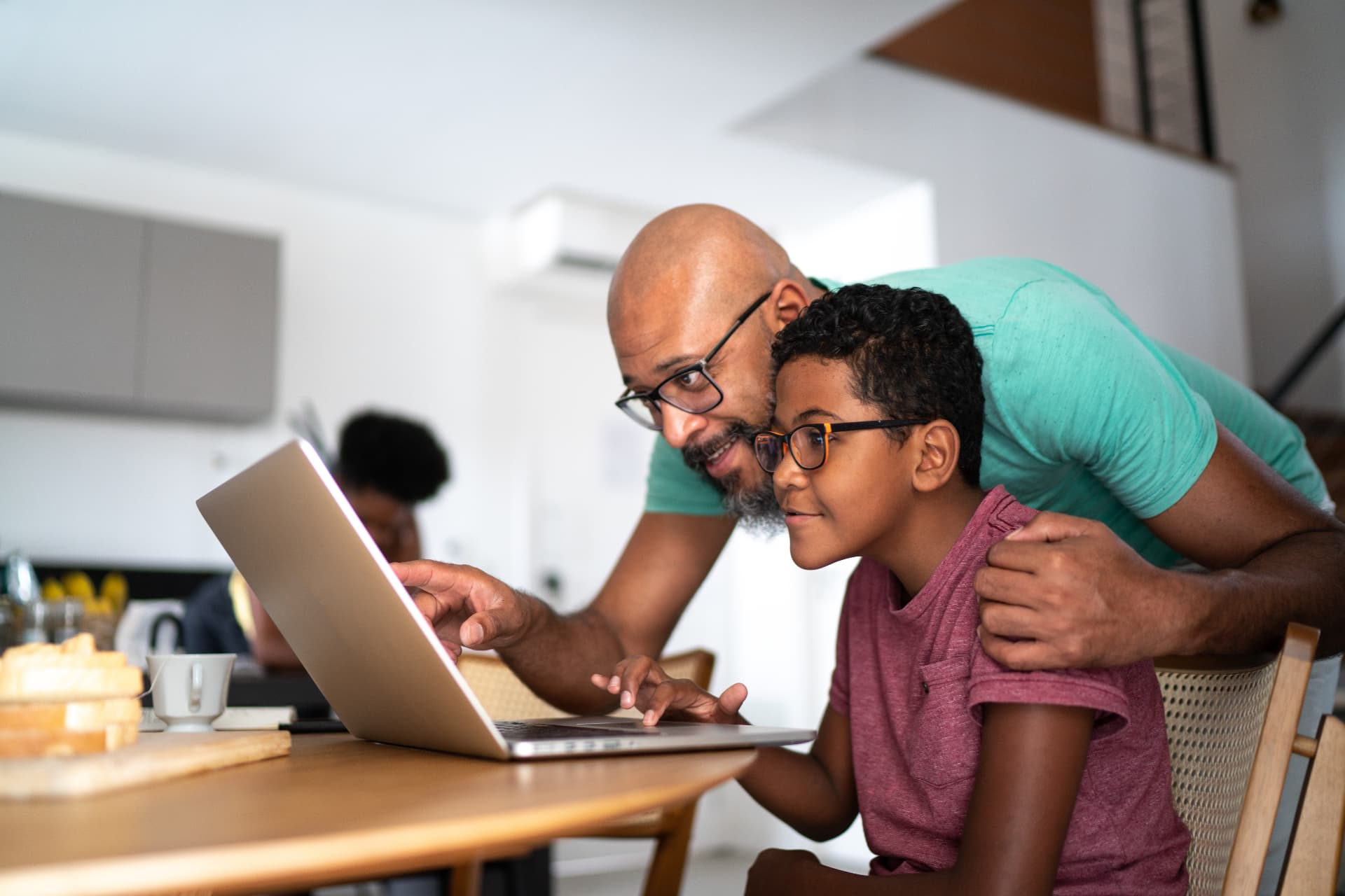 Parent and child using laptop for therapy